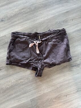 Marlow Women's Elastic Waist Shorts in Faded Purple size medium